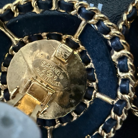 24K gold plated CHANEL vintage pearl Lambskin large clip on earrings - Picture 3 of 16